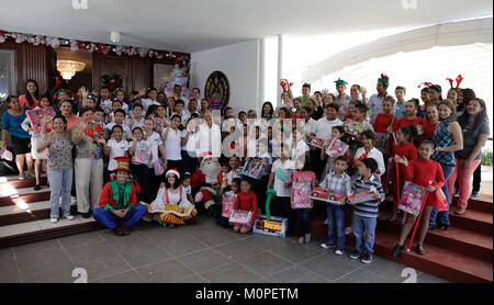 Casa Abierta si riferisce a un evento open House, che probabilmente mette in mostra una proprietà o uno spazio. L'immagine potrebbe rappresentare la presentazione di un evento architettonico o immobiliare, sottolineando le caratteristiche del design e della proprietà. Foto Stock