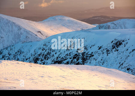 Cercando di fronte al Fairfield da Dollywagon Pike nel distretto del lago, UK. Foto Stock