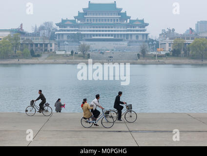 Corea del Nord la gente di andare in bicicletta lungo il fiume Taedong, Provincia di Pyongan, Pyongyang, Corea del Nord Foto Stock