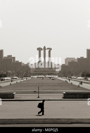 Il monumento alla fondazione di partito fatta a simboleggiare il 50 anniversario della fondazione del Partito dei lavoratori di Corea, Provincia di Pyongan, Pyongyang, Corea del Nord Foto Stock