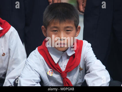 Nord coreano pioneer boy ritratto, Provincia di Pyongan, Pyongyang, Corea del Nord Foto Stock