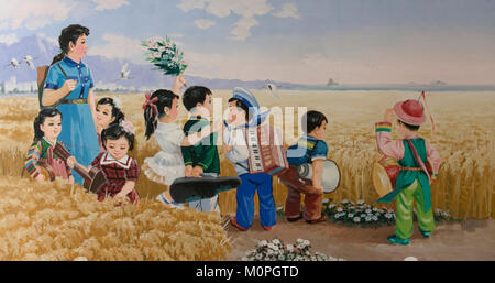 La Propaganda poster raffiguranti Corea del Nord i bambini in un campo, Provincia di Pyongan, Pyongyang, Corea del Nord Foto Stock