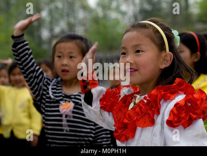 Corea del Nord i bambini sventolano le mani, Nord provincia Hwanghae, Kaesong, Corea del Nord Foto Stock