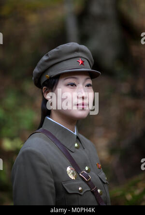 Ritratto di un simpatico nord coreano guida in stile militare uniforme, Ryanggang Provincia, Chongbong, Corea del Nord Foto Stock