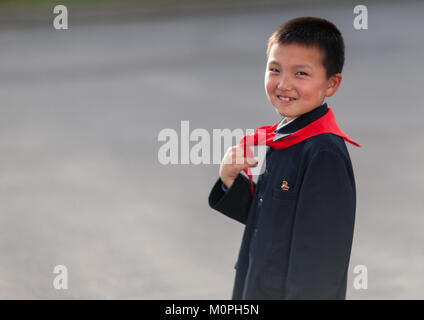 Corea del Nord ragazzo Pioneer in strada, Provincia di Pyongan, Pyongyang, Corea del Nord Foto Stock