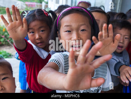 Gruppo di nord coreani sventolando i bambini in una scuola, Sud Hamgyong Provincia, Hamhung, Corea del Nord Foto Stock