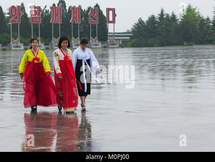 Corea del Nord le donne sotto la pioggia in Kumsusan memorial palace, Provincia di Pyongan, Pyongyang, Corea del Nord Foto Stock