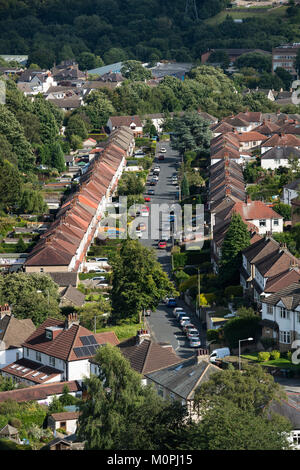 Alta Vista della zona di Baildon town, con strada diritta di case a schiera nel residenziale quartiere urbano - Bradford, West Yorkshire, Inghilterra, Regno Unito. Foto Stock