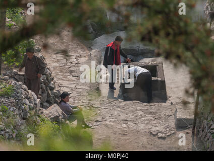 Nord Coreani prendendo l'acqua da un pozzo, Nord provincia Hwanghae, Kaesong, Corea del Nord Foto Stock