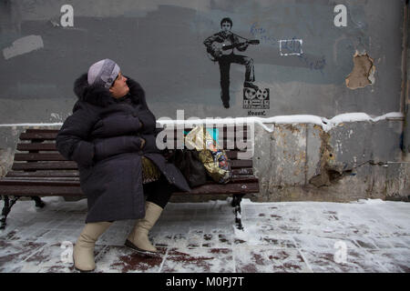 Ritratto del famoso attore russo, poeta e cantore Vladimir Vysotsky dipinta su un muro in Arbat Street nel centro di Mosca, Russia Foto Stock