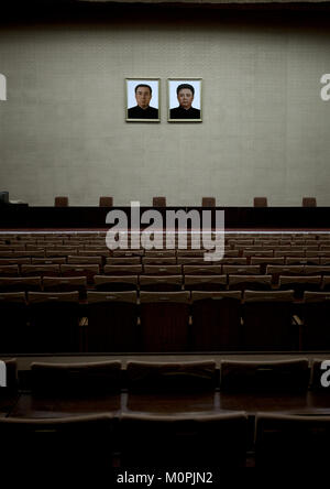 Ritratti ufficiali del caro leader all'interno del Grand popolare casa di studio auditorium, Provincia di Pyongan, Pyongyang, Corea del Nord Foto Stock