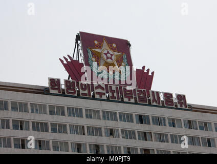 Tabellone di propaganda con la bandiera del comandante supremo della Korean esercito del popolo nella parte superiore di un edificio, Provincia di Pyongan, Pyongyang, Corea del Nord Foto Stock