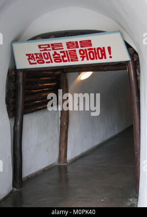 In Tunnel di Jonsung museo rivoluzionario con lo slogan di tutti i poteri per la guerra di vittoria!, Provincia di Pyongan, Pyongyang, Corea del Nord Foto Stock