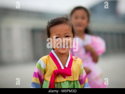 Corea del Nord le ragazze in tradizionale choson-ot, Provincia di Pyongan, Pyongyang, Corea del Nord Foto Stock