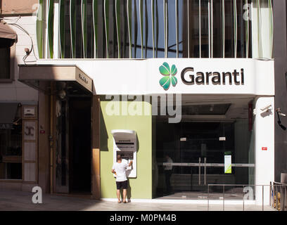 Vista di un uomo utilizza ATM al famoso Bagno turco di filiali bancarie di Nisantasi / Istanbul che è una famosa per lo shopping e il quartiere residenziale. Foto Stock