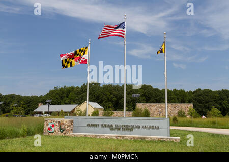 Bandiere fuori l'ingresso dell'Harriet Tubman Underground Railroad Visitor Center, Chiesa Creek, Maryland, Stati Uniti. Foto Stock