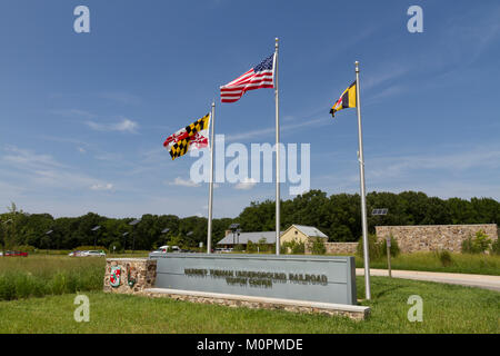 Bandiere fuori l'ingresso dell'Harriet Tubman Underground Railroad Visitor Center, Chiesa Creek, Maryland, Stati Uniti. Foto Stock