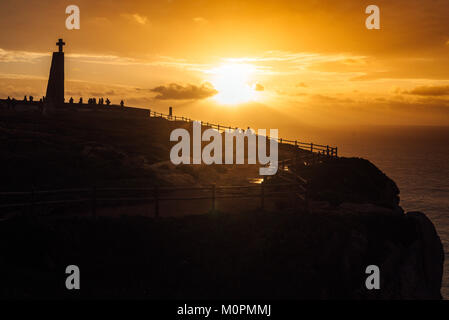 Cabo da Roca punto più occidentale dell' Europa al tramonto. Le onde del mare Foto Stock