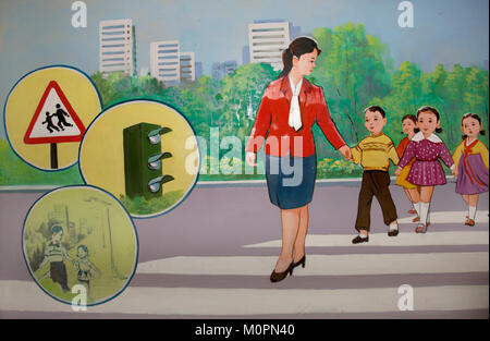 La Propaganda poster raffigurante il nord coreano bambini imparare ad attraversare una strada, Nord Hamgyong Provincia, Chongjin, Corea del Nord Foto Stock