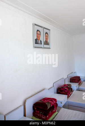 Camera da letto con i ritratti ufficiali del caro leader in Songdowon internazionale dei bambini camp, Kangwon Provincia, Wonsan, Corea del Nord Foto Stock