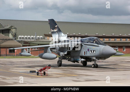 Il Tornado GR4A azionato da 2 squadrone a RAF Marham contrassegnati per il centesimo anniversario di rullaggio in durante una visita a RAF Coningsby. Foto Stock