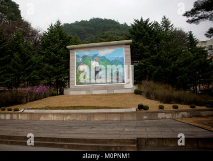 La Propaganda affresco raffigurante Kim Il-sung in un rilassato atitude con un cappello, Hyangsan county, Monte Myohyang, Corea del Nord Foto Stock