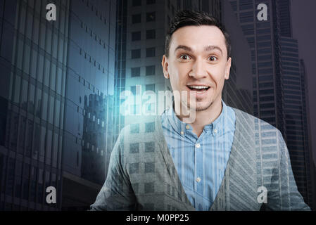 Mentalità positiva giovane uomo entusiasmarsi Foto Stock