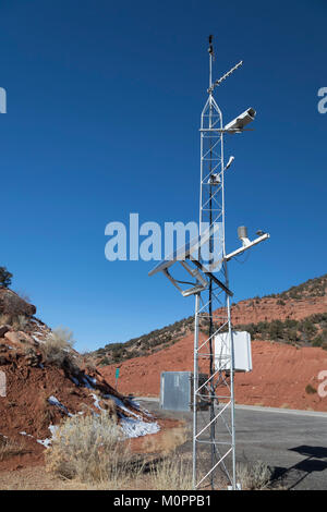 Blanding, Utah - Strumenti meteo lungo Utah Highway 95 negli orsi orecchie monumento nazionale. Gli strumenti sono utilizzati dal Dipartimento dello Utah di Transpo Foto Stock