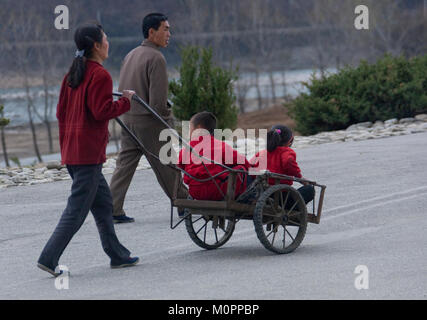 Corea del Nord giovane spingendo un carrello dove sono i loro figli, Hyangsan county, Monte Myohyang, Corea del Nord Foto Stock