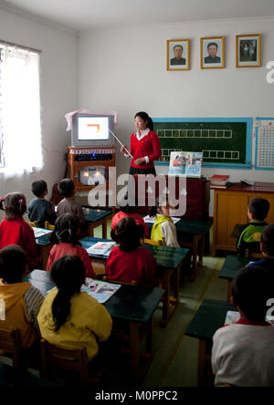 Corea del Nord gli alunni con il loro insegnante in una classe, Sud Pyongan Provincia, Chongsan-ri Cooperativa, Corea del Nord Foto Stock