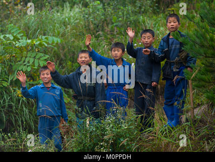 Corea del Nord gruppo di bambini sventolare le mani in campagna, Nord Hamgyong Provincia, Jung Pyong Ri, Corea del Nord Foto Stock