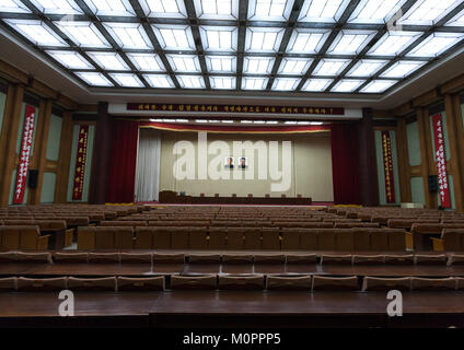 Ritratti ufficiali del caro leader all'interno del Grand popolare casa di studio auditorium, Provincia di Pyongan, Pyongyang, Corea del Nord Foto Stock