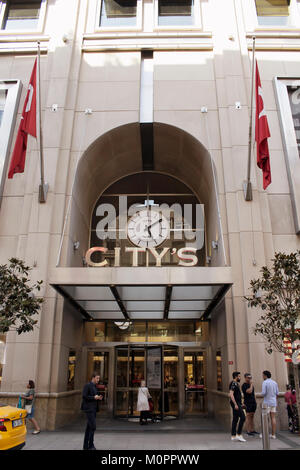 Ingresso del famoso centro commerciale chiamato della città di Nisantasi / Istanbul che è una famosa per lo shopping e il quartiere residenziale. Foto Stock