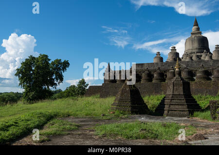 Antica, scuro tempio e gli stupa in Mrauk U, Stato di Rakhine, Myanmar su una bella giornata di sole Foto Stock