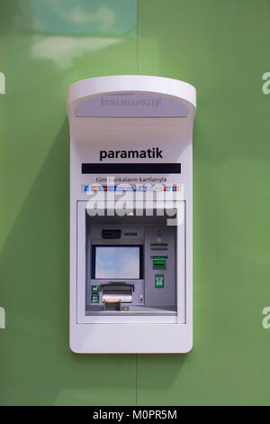 Macchina ATM del famoso turco banca commerciale 's filiale di Nisantasi / Istanbul. Foto Stock