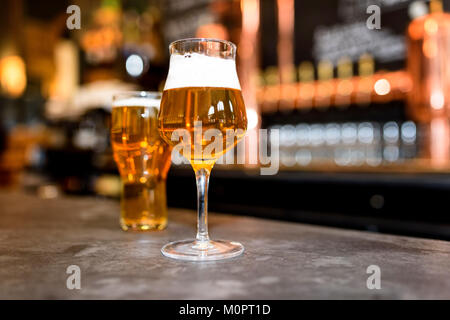 Bicchieri di birra chiara su un sfondo di pub. Foto Stock