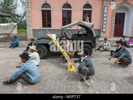 Nord coreano attori durante una ripresa dei filmati a Pyongyang film studios, Provincia di Pyongan, Pyongyang, Corea del Nord Foto Stock