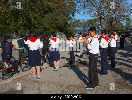Nord coreano pionieri di riproduzione di musica in strada, Kangwon Provincia, Wonsan, Corea del Nord Foto Stock