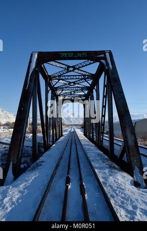 Vecchio Truss Raildroad ponte sopra il fiume provo nello Utah Foto Stock