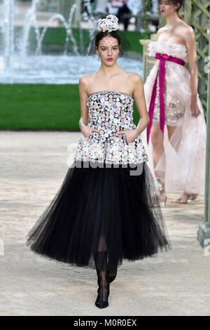 Parigi, Francia. 23 gen 2018. I modelli presenti creazioni di Chanel durante la Haute Couture 2018 collezione primavera/estate mostra a Parigi, in Francia, il 23 gennaio, 2018. Credito: Piero Biasion/Xinhua/Alamy Live News Foto Stock