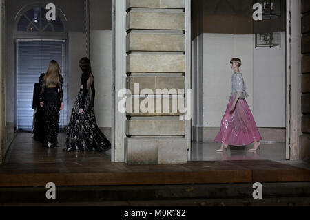 Parigi. 23 gen 2018. I modelli presenti creazioni di Givenchy durante la Haute Couture 2018 collezione primavera/estate mostra a Parigi in Francia il 23 gennaio, 2018. Credito: Piero Biasion/Xinhua/Alamy Live News Foto Stock