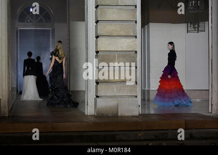 Parigi. 23 gen 2018. I modelli presenti creazioni di Givenchy durante la Haute Couture 2018 collezione primavera/estate mostra a Parigi in Francia il 23 gennaio, 2018. Credito: Piero Biasion/Xinhua/Alamy Live News Foto Stock