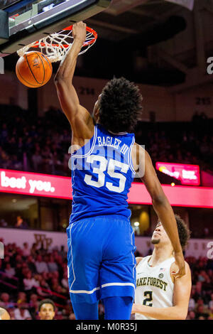 Winston-Salem, NC, Stati Uniti d'America. 23 gen 2018. Il duca diavoli blu avanti Marvin Bagley III (35) schiacciate in ACC Basketball matchup LJVM al Colosseo in Winston-Salem, NC. (Scott Kinser/Cal Sport Media) Credito: csm/Alamy Live News Foto Stock