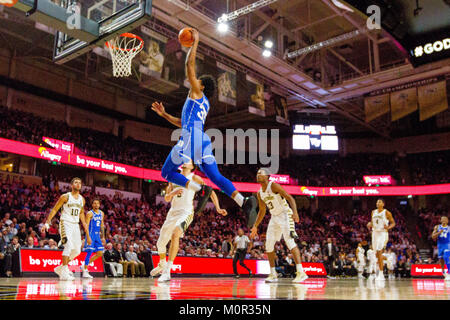 Winston-Salem, NC, Stati Uniti d'America. 23 gen 2018. Il duca diavoli blu avanti Marvin Bagley III (35) va per le dunk della ACC Basketball matchup LJVM al Colosseo in Winston-Salem, NC. (Scott Kinser/Cal Sport Media) Credito: csm/Alamy Live News Foto Stock