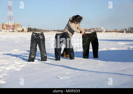 Heihe, Heihe, Cina. 24 gen 2018. Heihe, Cina-24th Gennaio 2018: i pantaloni congelato può essere visto in piedi sul campo di neve sotto il gelo di meno 38 gradi Celsius in Heihe, a nord-est della Cina di Provincia di Heilongjiang, Gennaio 24th, 2018. Credito: SIPA Asia/ZUMA filo/Alamy Live News Foto Stock