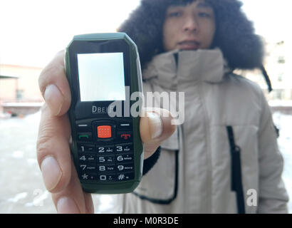 Heihe, Heihe, Cina. 24 gen 2018. Heihe, Cina-24th Gennaio 2018: i pantaloni congelato può essere visto in piedi sul campo di neve sotto il gelo di meno 38 gradi Celsius in Heihe, a nord-est della Cina di Provincia di Heilongjiang, Gennaio 24th, 2018. Credito: SIPA Asia/ZUMA filo/Alamy Live News Foto Stock