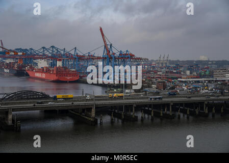 Amburgo, Germania. 23 gen 2018. Una nave portacontainer da Hamburg Sued shipping company giacente al di ancoraggio dal contenitore gru a ponte del Burchardkai dall'autostrada A7 ad Amburgo, Germania, 23 gennaio 2018. Credito: Axel Heimken/dpa/Alamy Live News Foto Stock