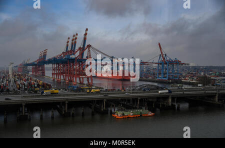 Amburgo, Germania. 23 gen 2018. Una nave portacontainer da Hamburg Sued shipping company giacente al di ancoraggio dal contenitore gru a ponte del Burchardkai dall'autostrada A7 ad Amburgo, Germania, 23 gennaio 2018. Credito: Axel Heimken/dpa/Alamy Live News Foto Stock