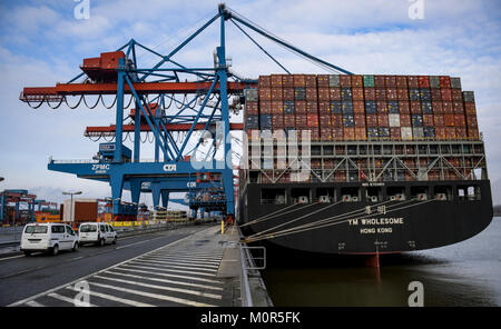 Amburgo, Germania. 23 gen 2018. Il trasporto container "YM sano' del Yang Ming shipping company giacente al di ancoraggio dal contenitore gru a ponte dell'Amburgo Hafen und Logistik AG (HHLA) ad Amburgo, Germania, 23 gennaio 2018. Credito: Christian Charisius, Axel Heimke/dpa/Alamy Live News Foto Stock