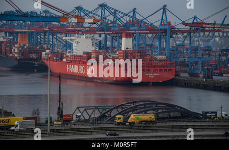 Amburgo, Germania. 23 gen 2018. Una nave portacontainer da Hamburg Sued shipping company giacente al di ancoraggio dal contenitore gru a ponte del Burchardkai dall'autostrada A7 ad Amburgo, Germania, 23 gennaio 2018. Credito: Axel Heimken/dpa/Alamy Live News Foto Stock